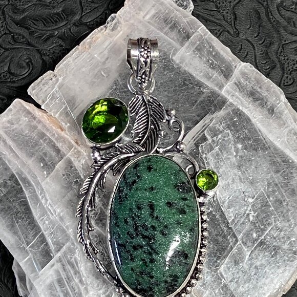 Sparkly Saualpite Zoisite Peridot Feather Pendant Stone Crystal Jewelry - Picture 6 of 6